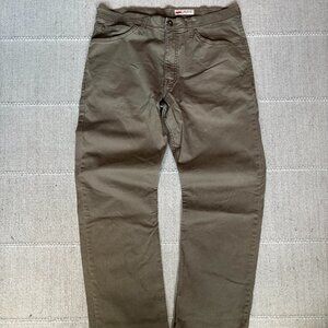 Wrangler / straight‑fit pants
